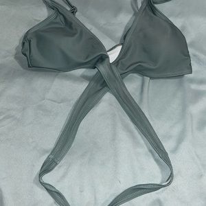 Cute bikini top! The strap is supposed to go on your stomach.